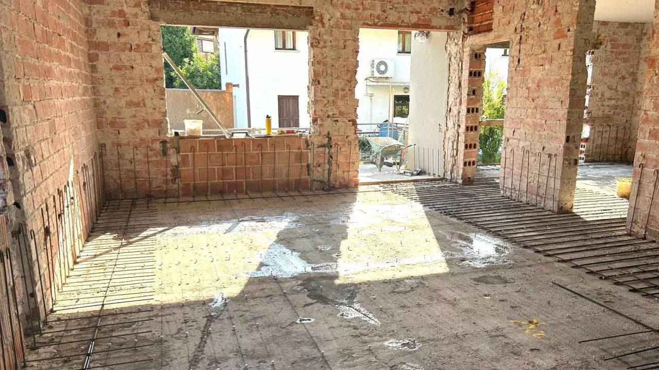 Seizmička preinaka podova s niskodeblim ekstradozalnim suradničkim poklopcem (Pordenone)