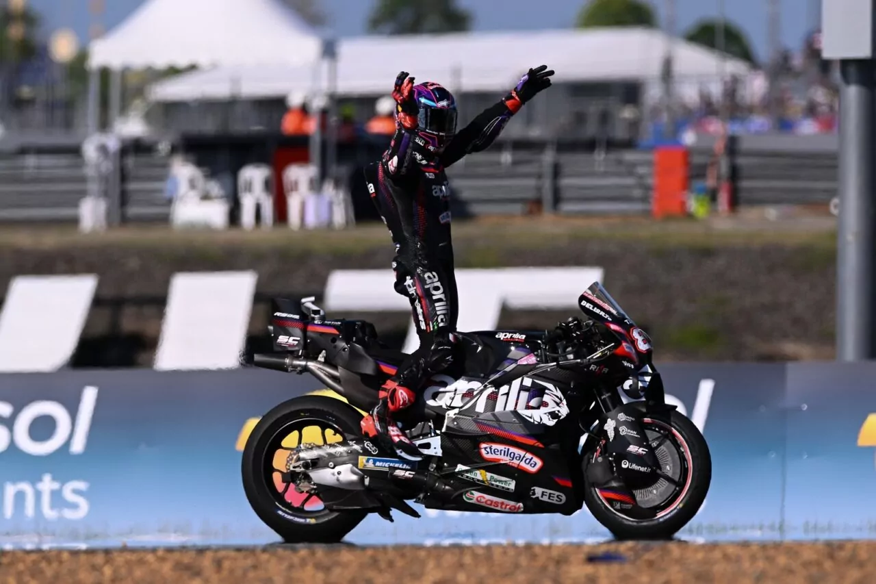 Vozimo na MotoGP-u Katalonije zajedno s FES-om, službenim sponzorom Aprilia Racinga